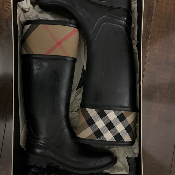 Women’s Burberry Rain Boots - Picture 1 of 1